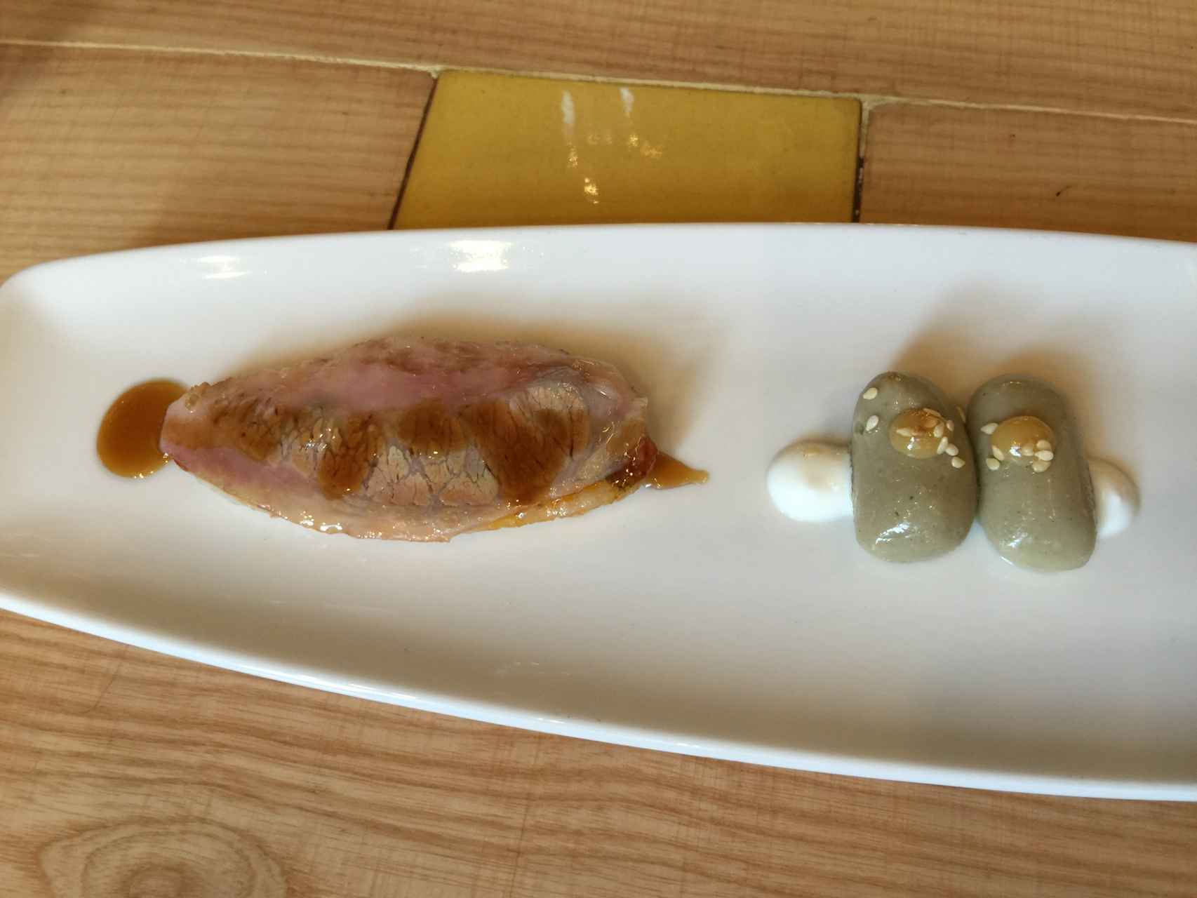 El salmonete con papada y ñoquis de berenjena.