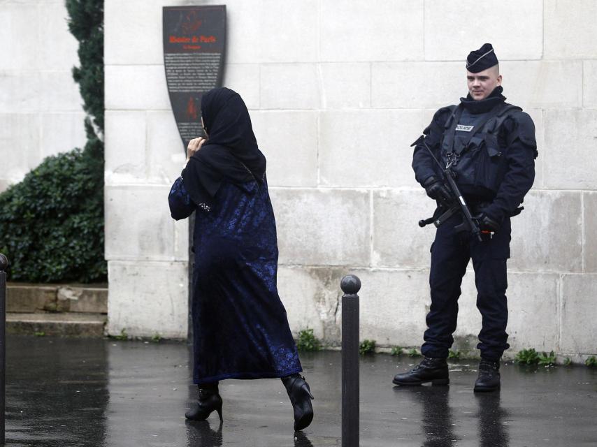 Miles de franceses protestaron contra la extensión del estado de emergencia.