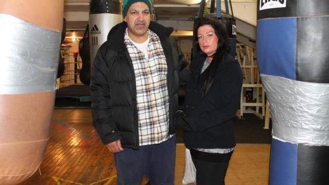 Jodie, con su marido en el gimnasio donde boxea.