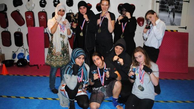 Khadijah, con algunas de sus alumnas