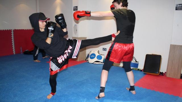 Khadijah practicando muay thai