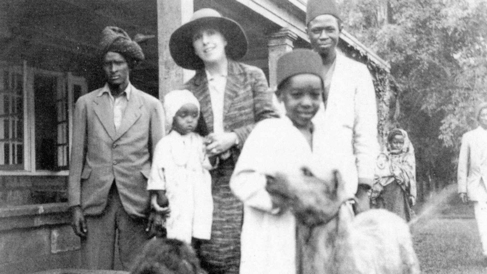 Karen rodeada por sus queridos totos, sirvientes de la granja, en 1930
