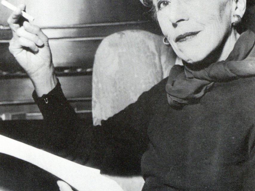 La escritora Karen Blixen con su sempiterno cigarro