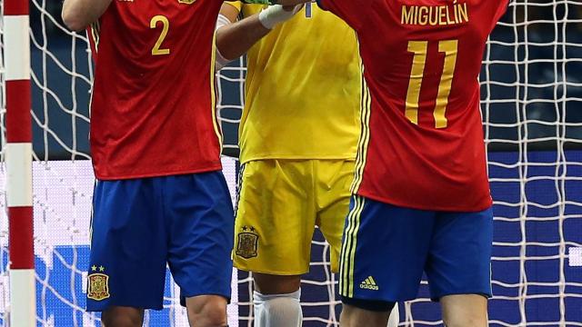 Miguelín celebra un gol junto a Paco Sedano.