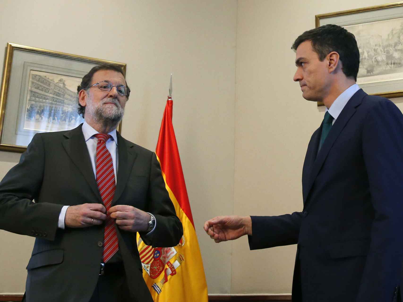 Rajoy se niega a estrechar la mano de Sánchez.
