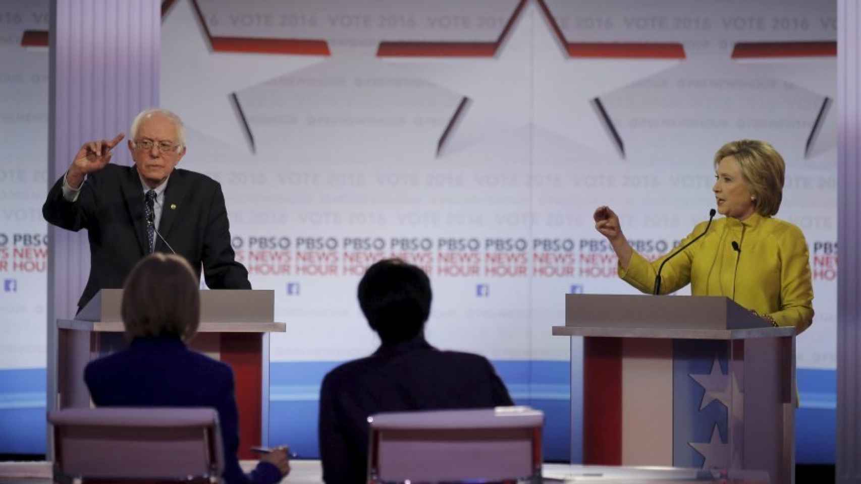 Bernie Sanders y Hillary Clinton, durante el debate.