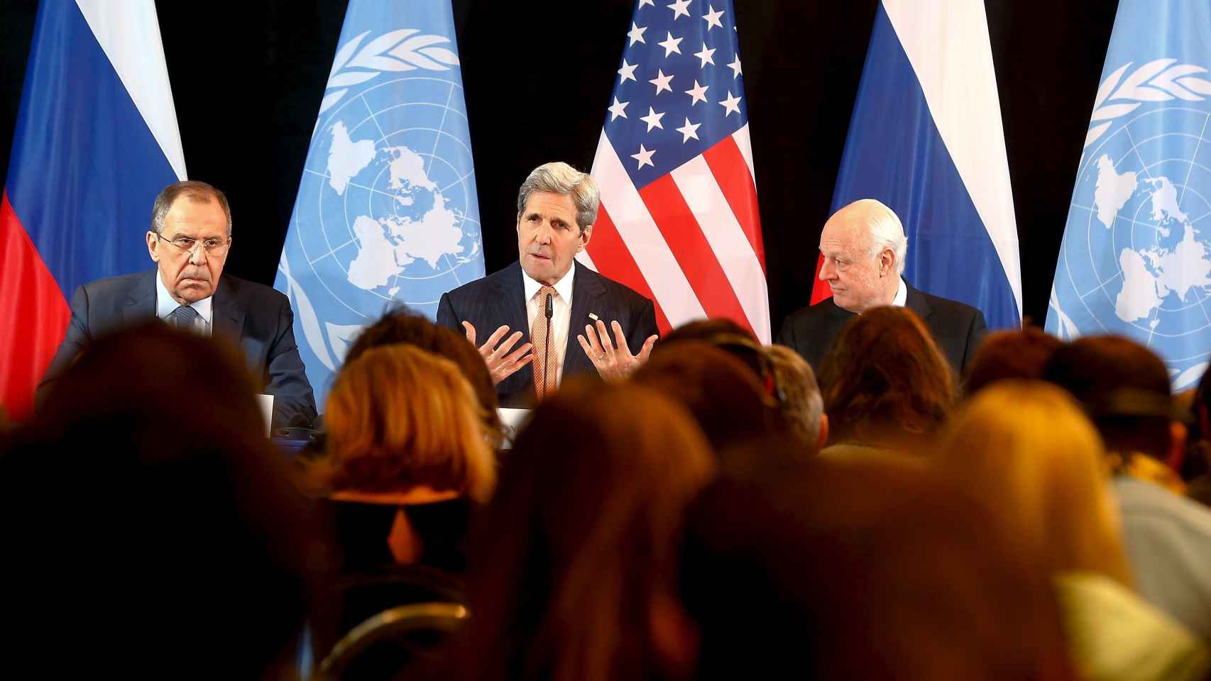 Sergei Lavrov, John Kerry y Staffan de Mistura tras la reunión sobre Siria.