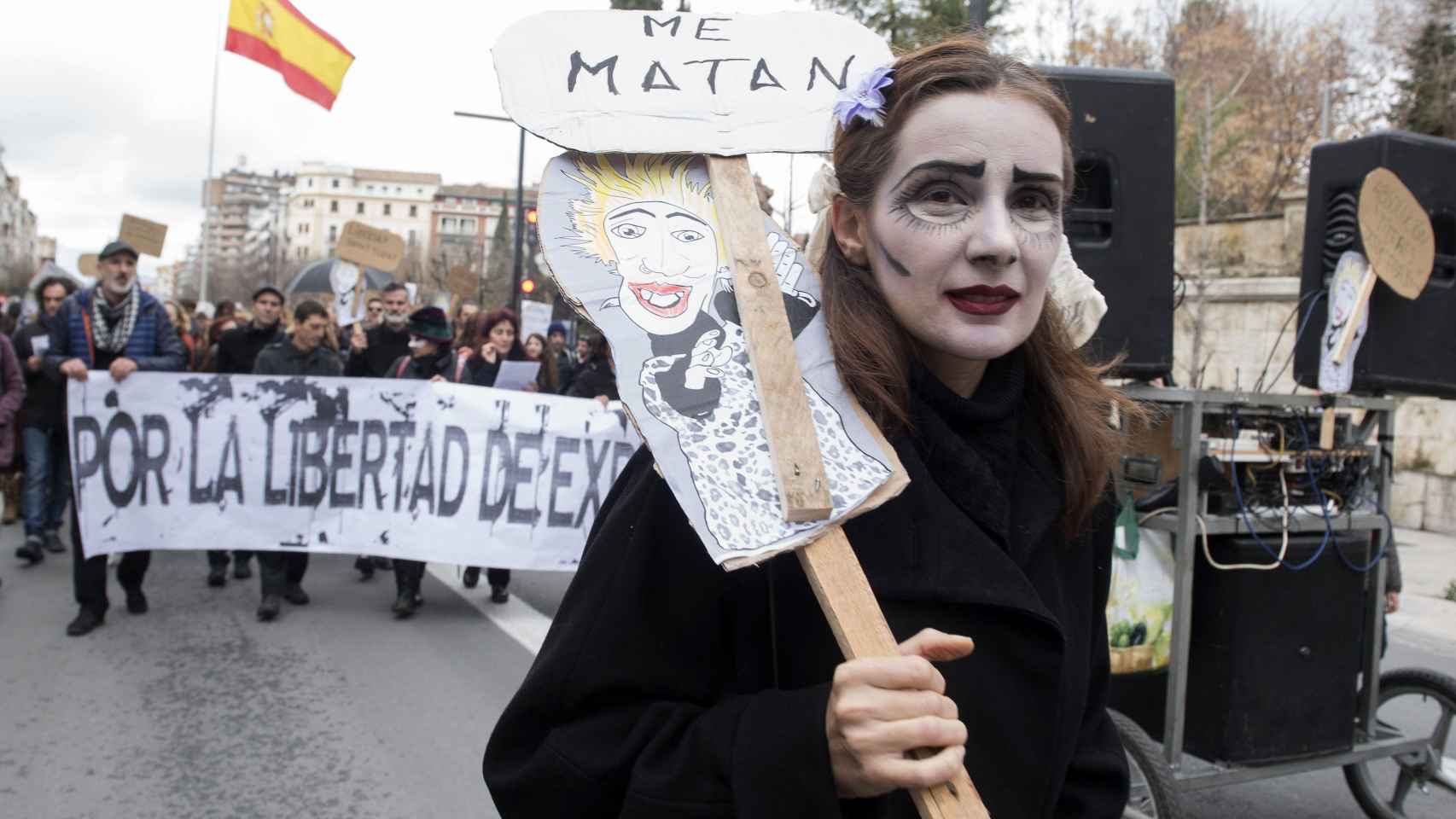 Una manifestante durante el pasacalles a favor de los titiriteros en Granada.