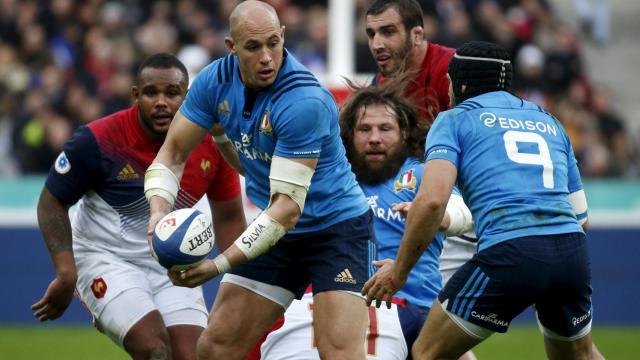 Sergio Parisse pasa la pelota.