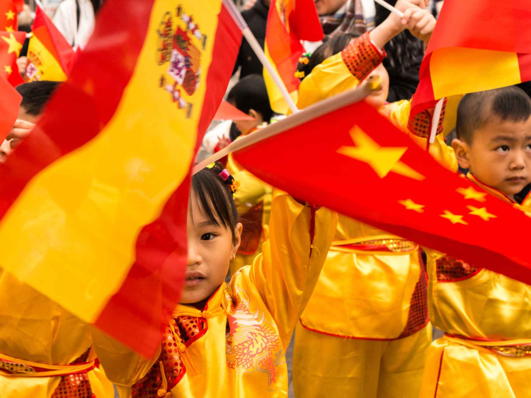 Niños chinos vestidos para el desfile