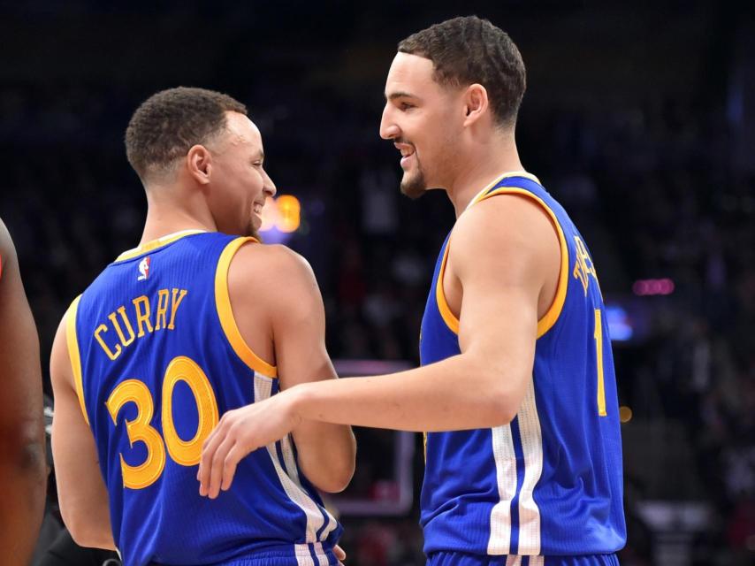 Stephen Curry felicita a Klay Thomson en Toronto.