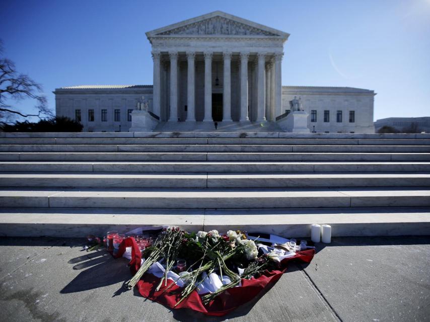 Flores frente al edificio del Tribunal Supremo en Washington DC.