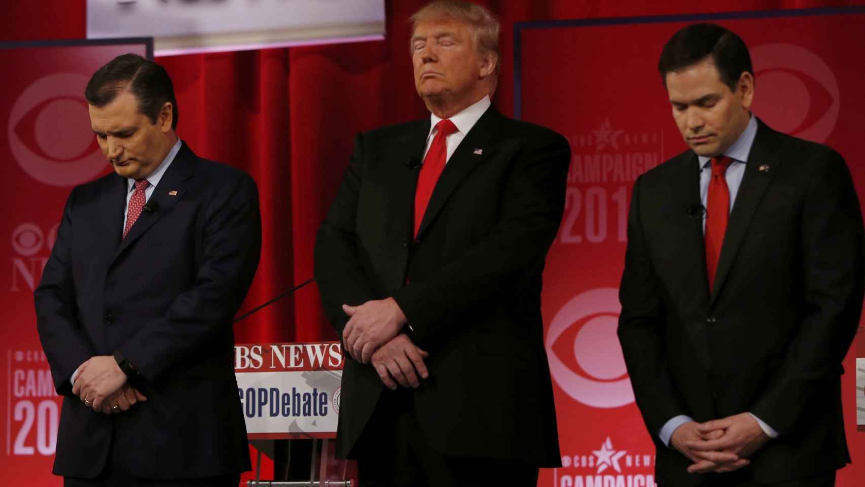 Los candidatos republicanos Cruz, Trump y Rubio guardan un minuto de silencio este domingo.