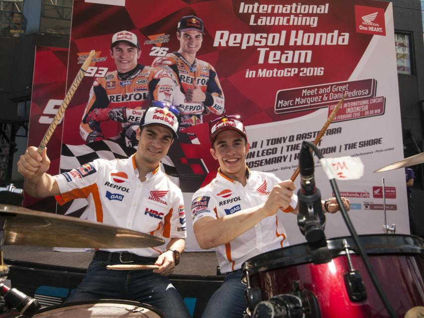 Dani Pedrosa y Marc Márquez tocan la batería.