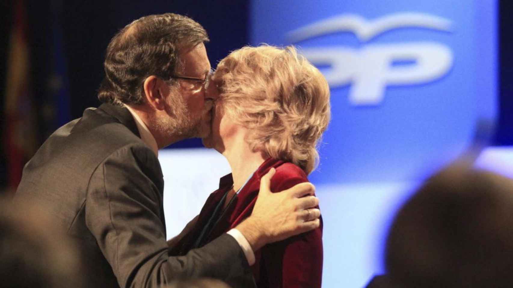 Los besos entre Rajoy y Aguirre siempre han sido amargos.