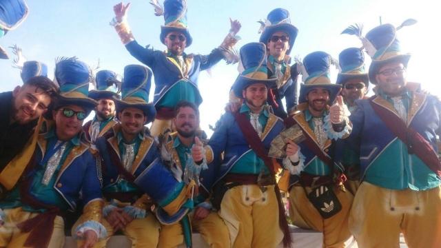 Juan Diego, el héroe accidental, a la derecha de la foto.