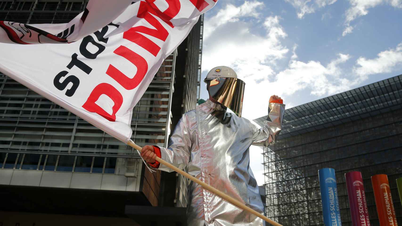 Un trabajador del acero se manifiesta ante la sede de la Comisión Europea