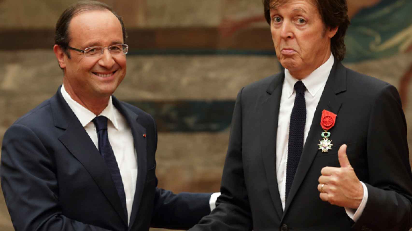 Hollande con Paul McCartney durante la entrega de la condecoración en el Elíseo