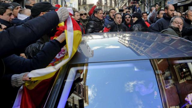 Javier Barbero, concejal de Seguridad, se monta en el coche rodeado por la turba.