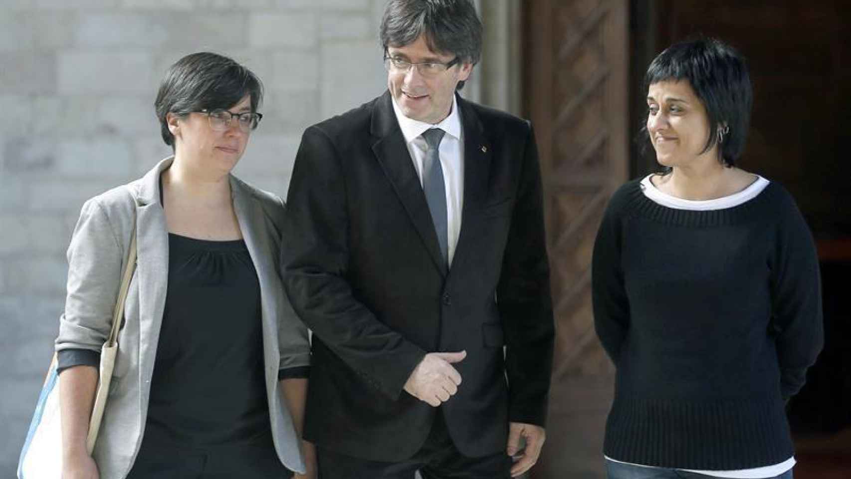 Puigdemont, junto a las representantes de la CUP, Mireia Boya y Anna Gabriel.