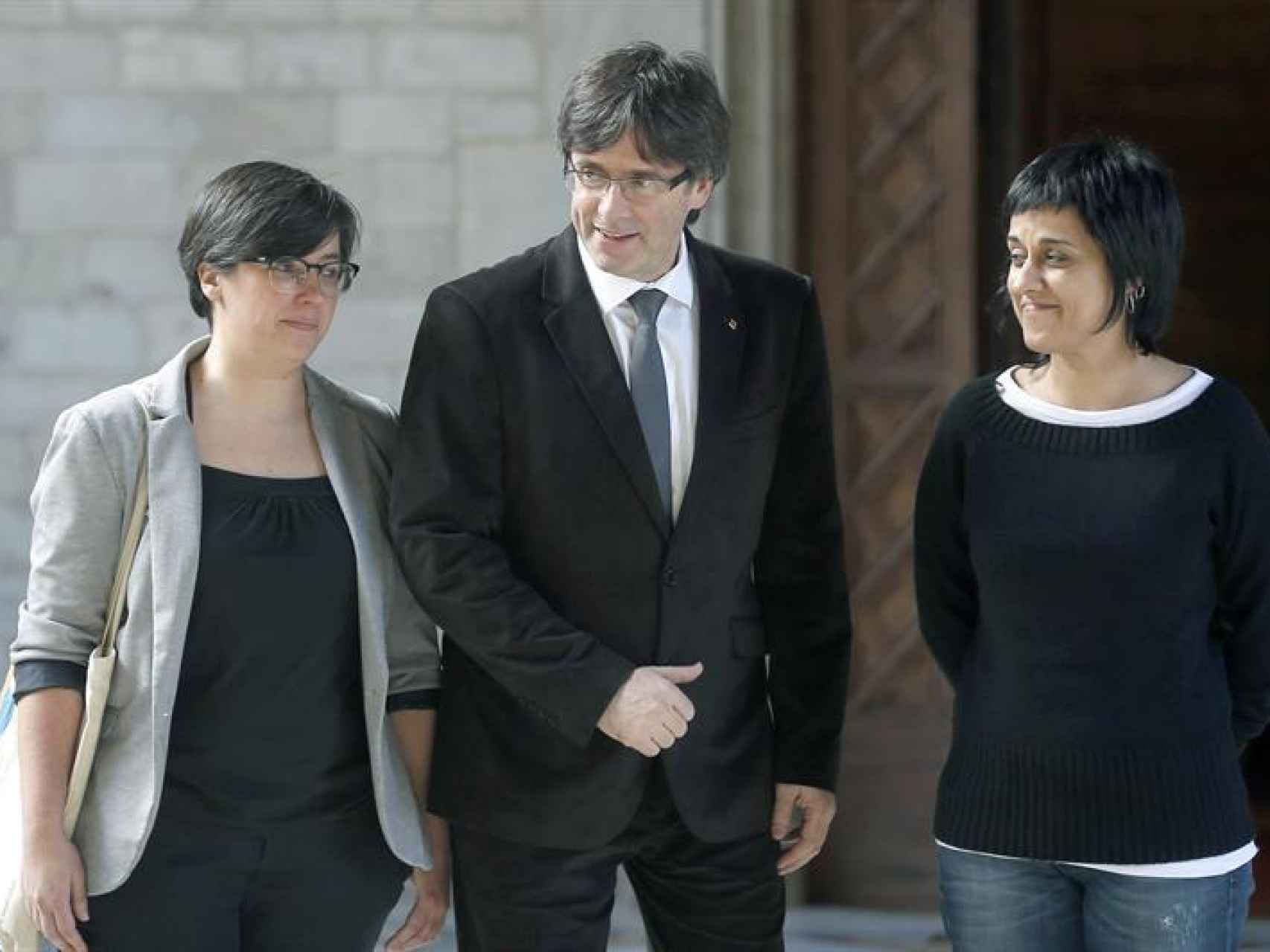 Carles Puigdemont, junto a las representantes de la CUP, Mireia Boya y Anna Gabriel.