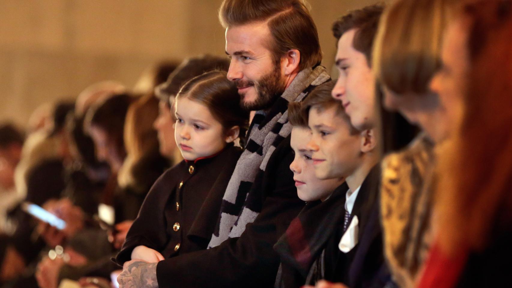 Front row familiar de los Beckham en el desfile de Victoria