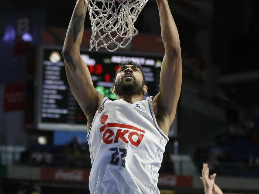 Lima machaca el aro ante el Gipuzkoa Basket.