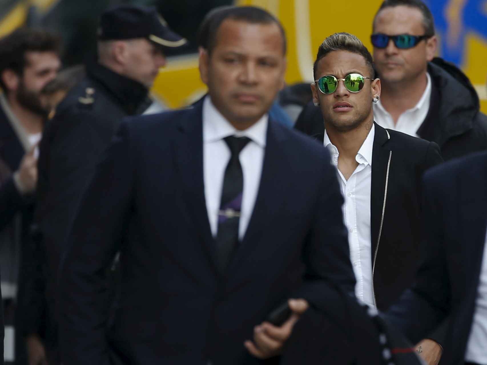 Neymar, tras su padre, a la salida de la Audiencia Nacional.