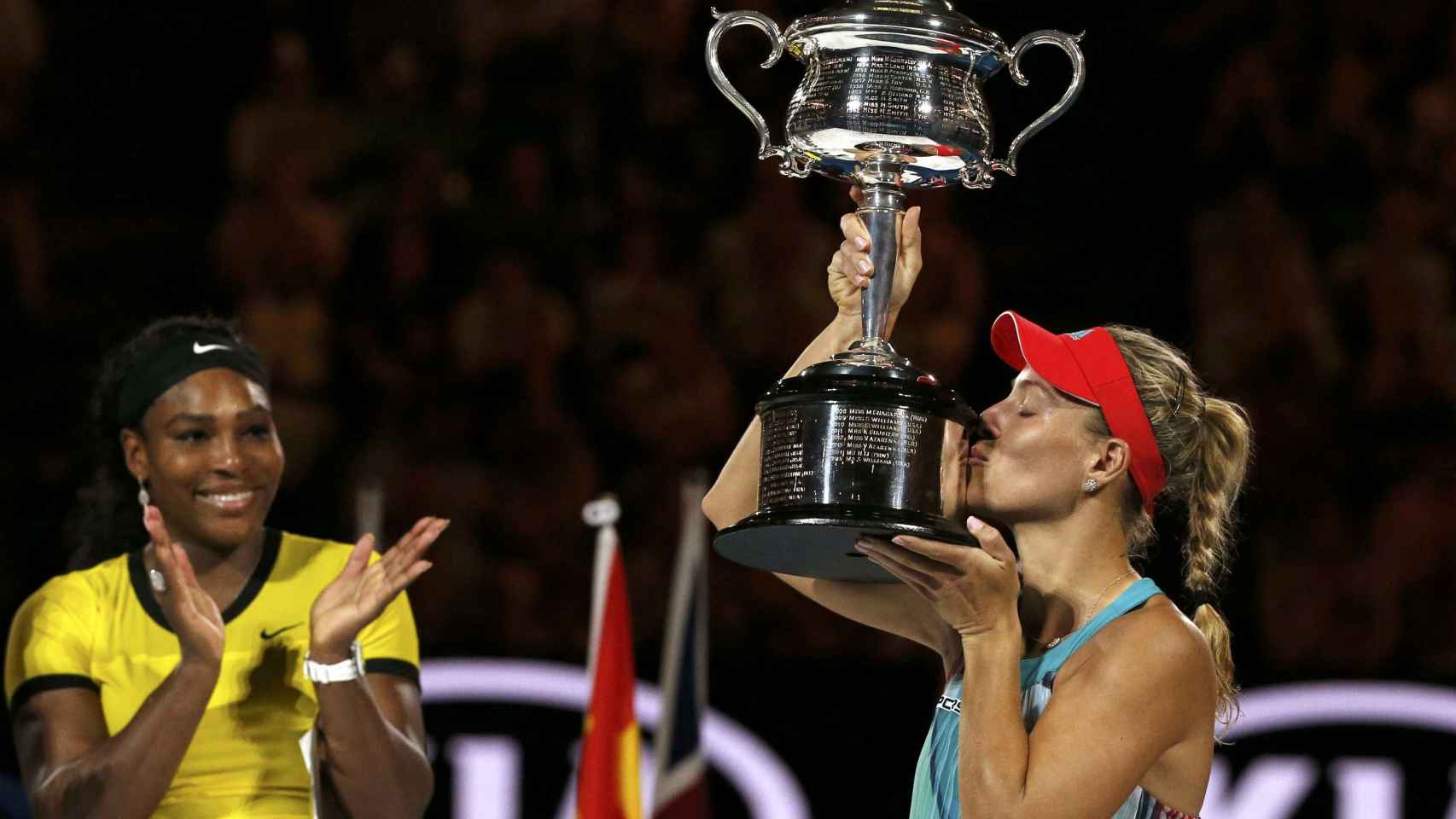 Kerber, con el trofeo del Open de Australia tras derrotar a Serena.