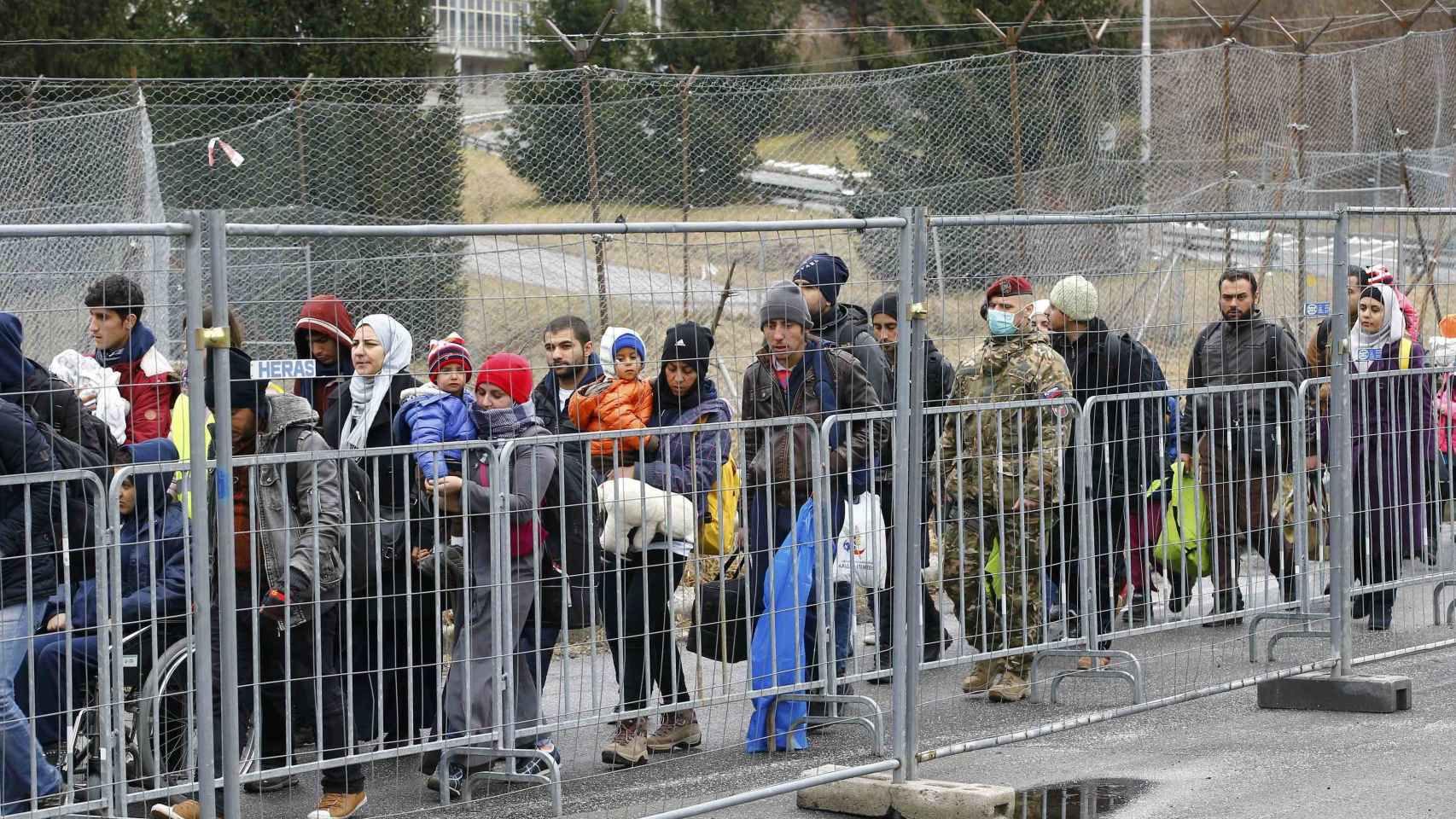 Refugiados cruzan hacia Austria desde Eslovenia.