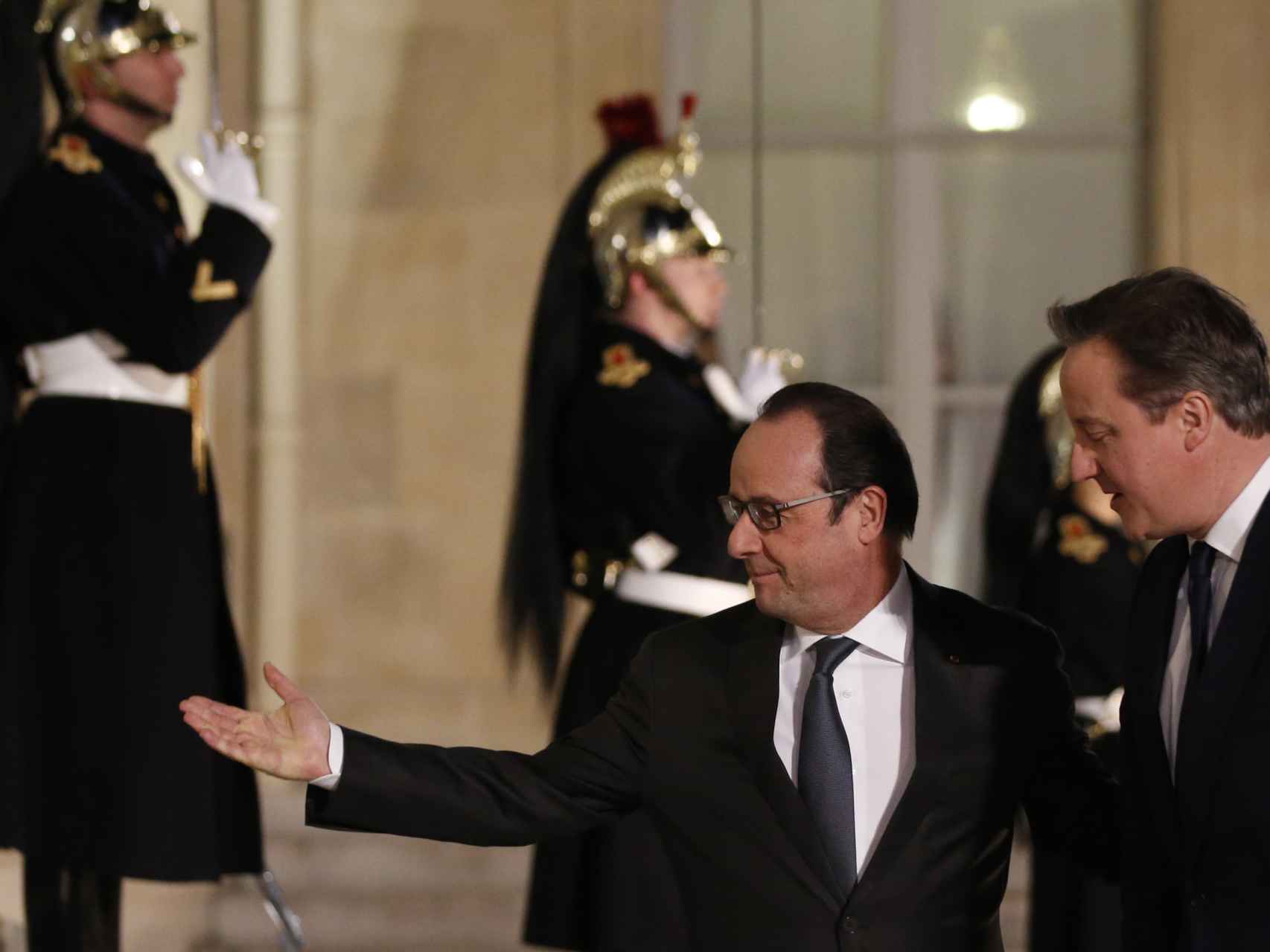 El presidente francés, François Hollande, recibe a Cameron en el Elíseo