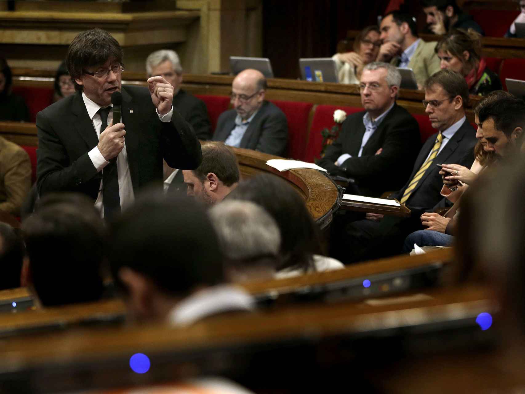 El president de la Generalitat, Carles Puigdemont, durante un Pleno.