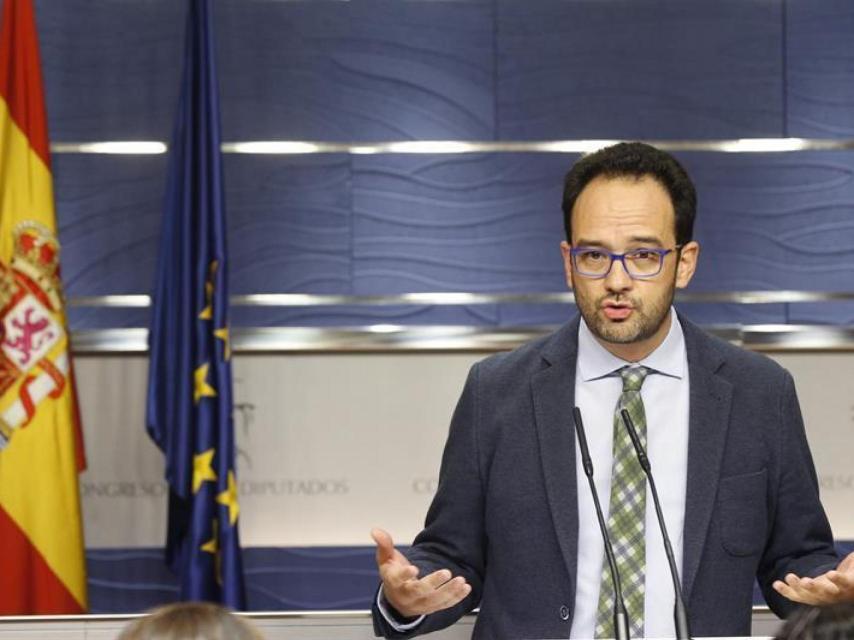 Antonio Hernando, en la rueda de prensa tras la reunión entre el PSOE y C's.