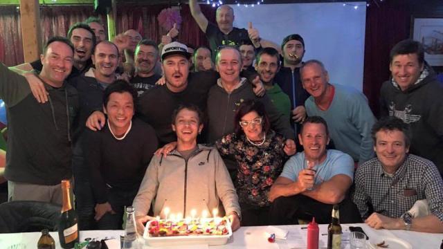 Rossi celebra su cumpleaños rodeado de sus mecánicos y Cadalora, en pie detrás de Valentino