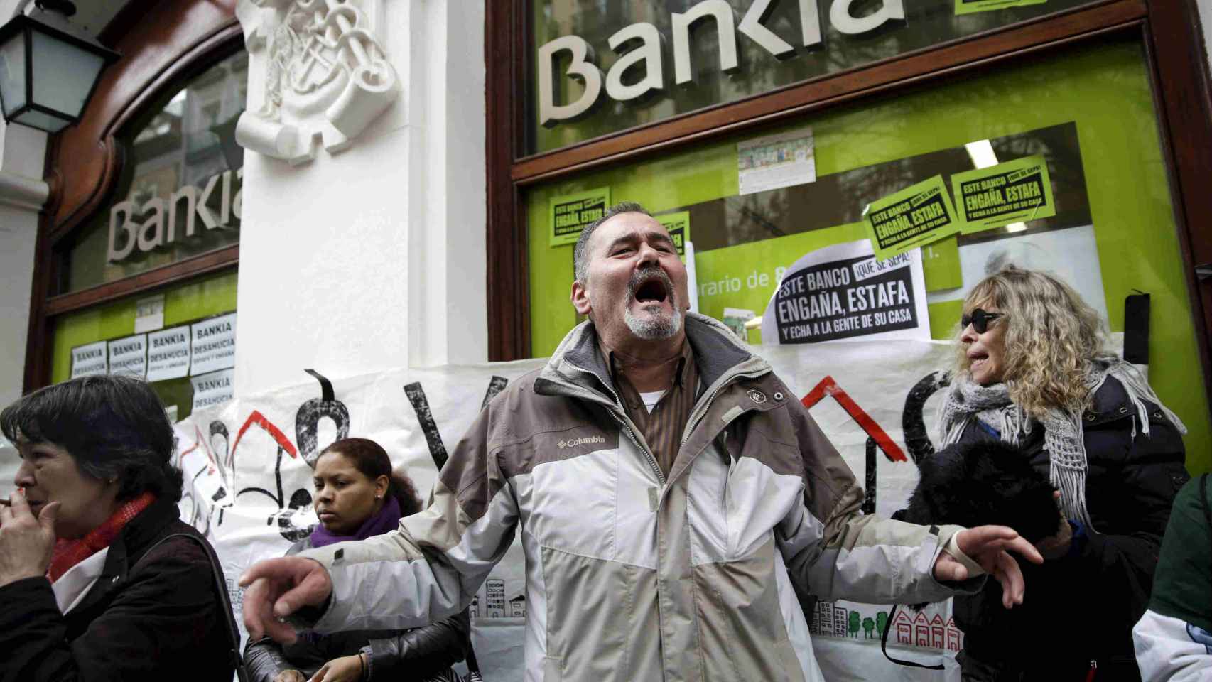 Protestas frente a una sucursal de Bankia