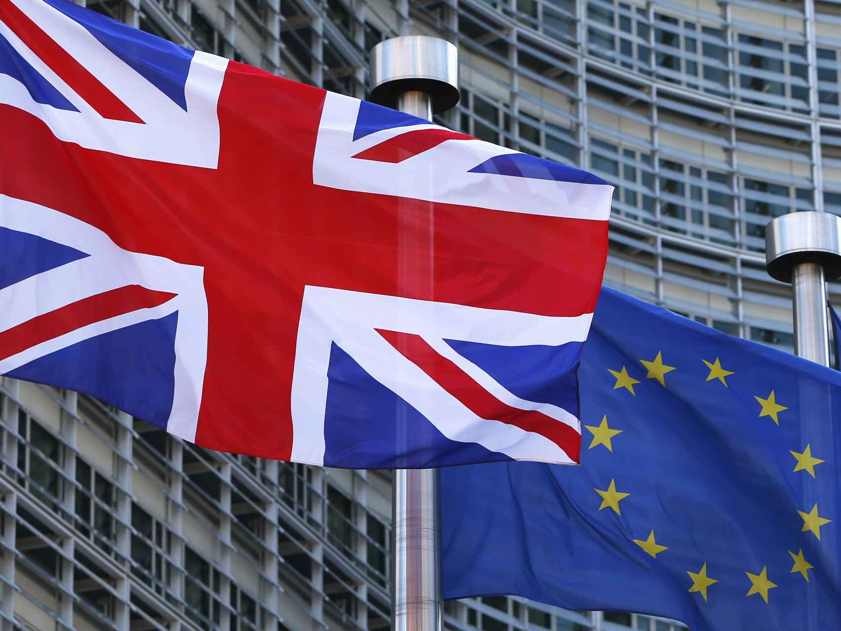 Las banderas de Reino Unido y la UE ondean frente a la sede de la Comisión
