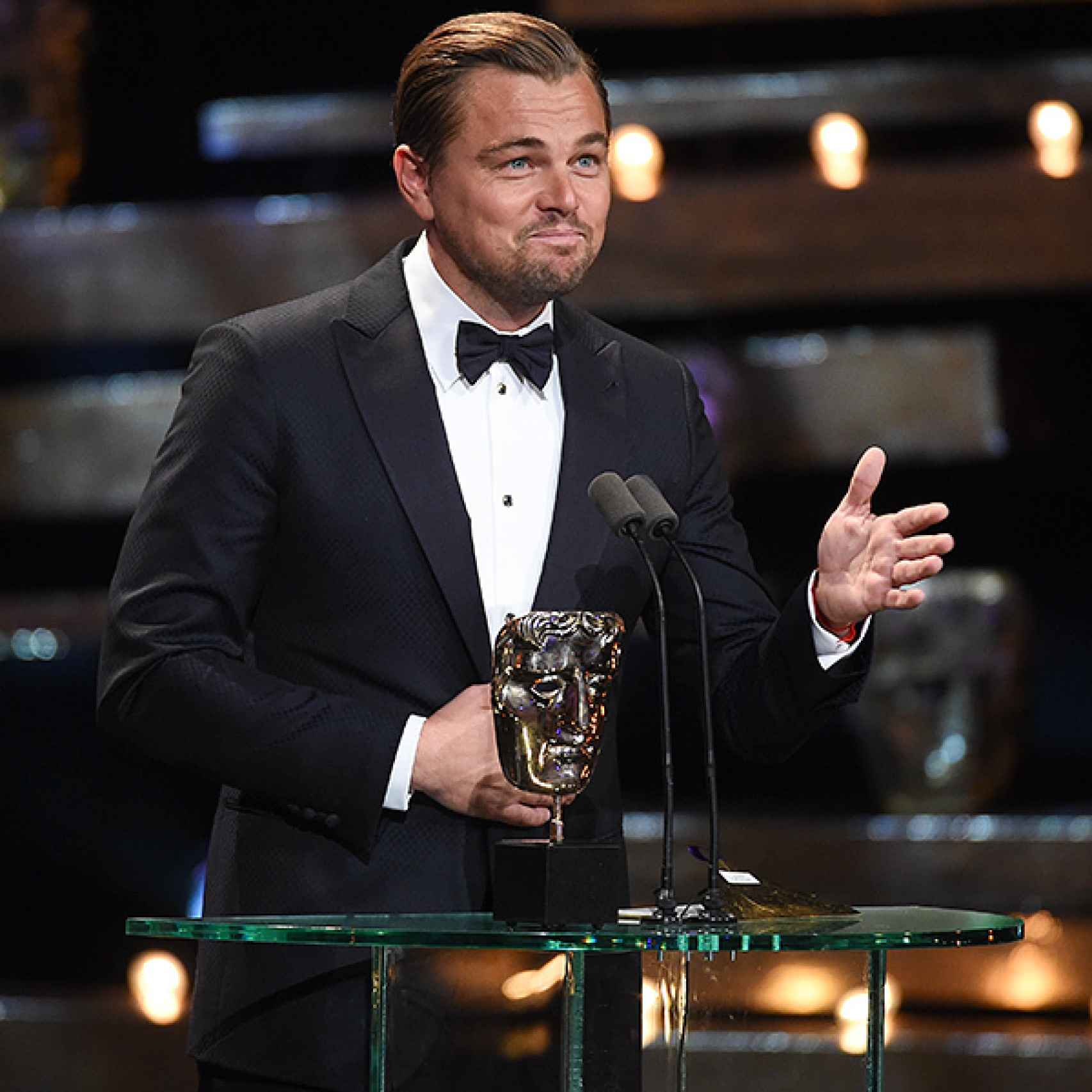 Leonardo DiCaprio recogiendo el Bafta a mejor actor