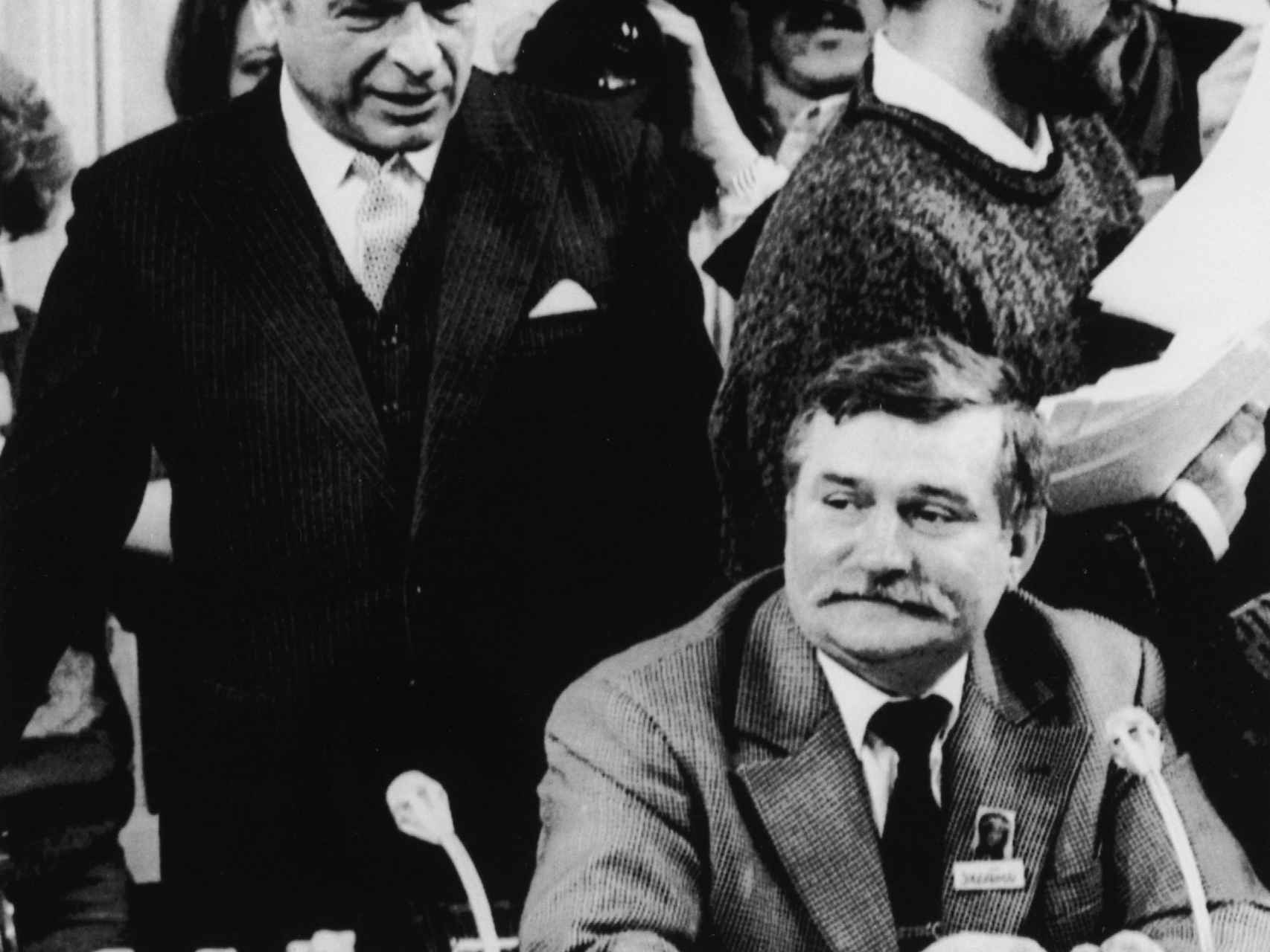 Kiszczak, detrás de Walesa en una reunión sobre el futuro de Polonia en abril de 1989.