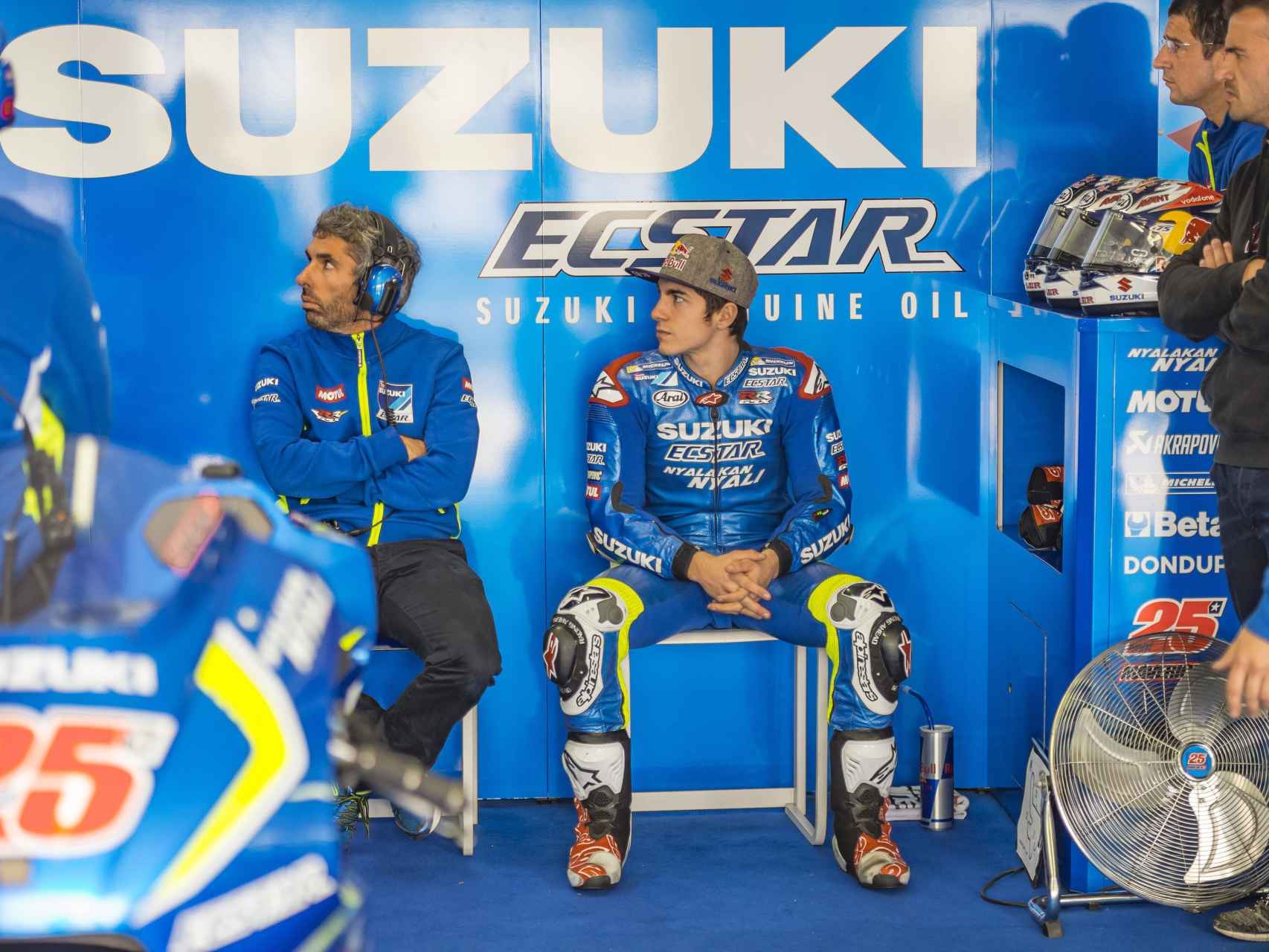 Maverick Viñales, junto a su ingeniero de pista, en el box del equipo Suzuki Ecstar.