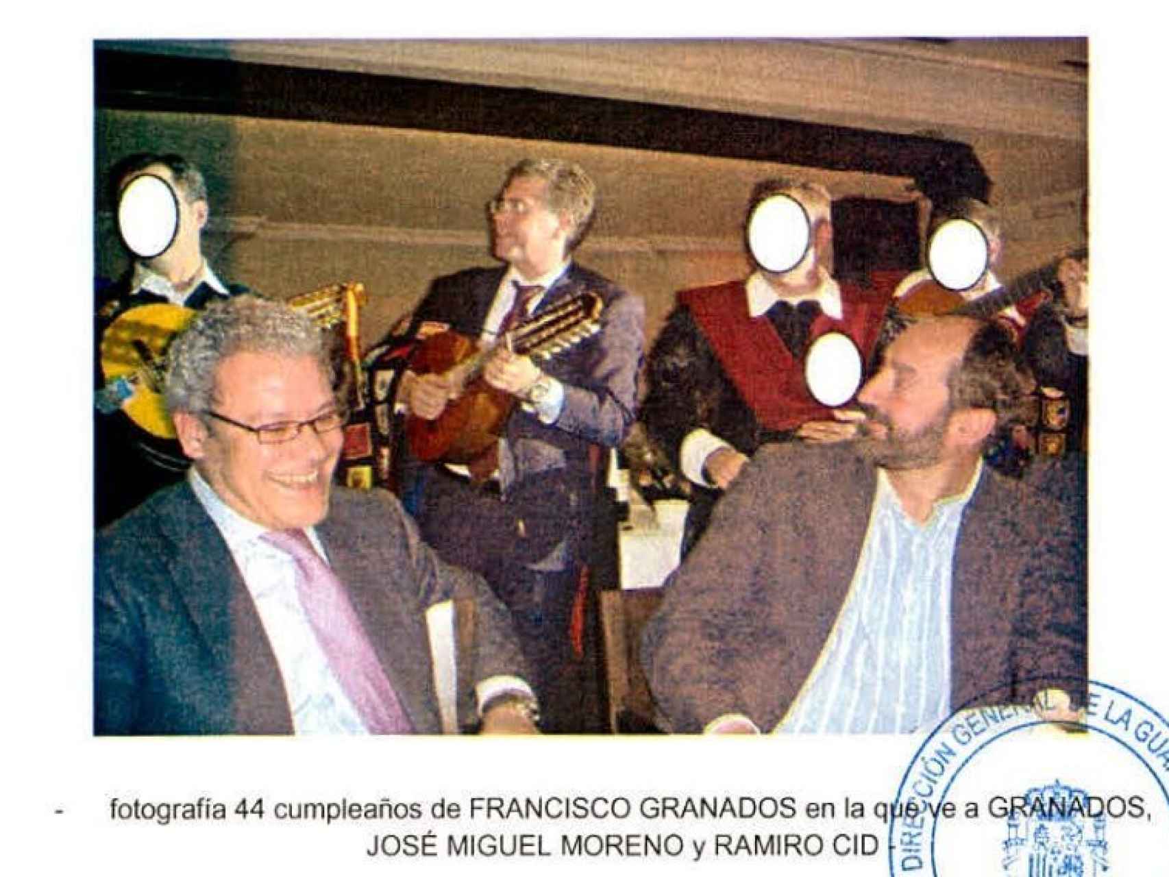 Francisco Granados durante su 44 cumpleaños tocando la bandurria