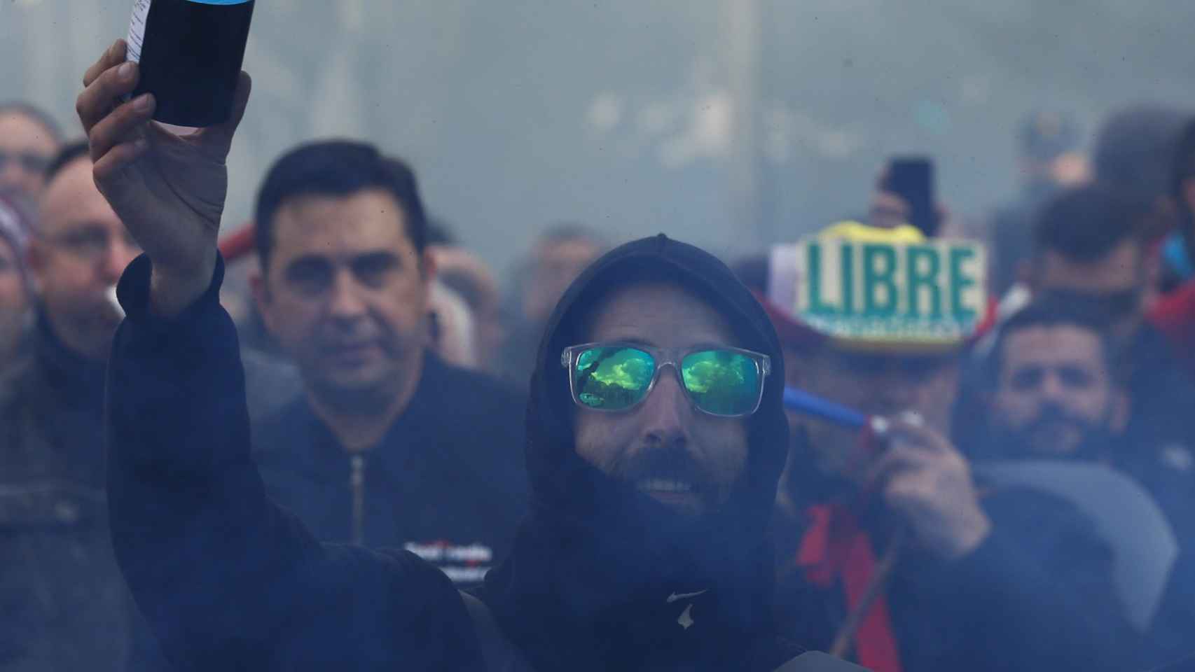 Un manifestante con un bote de humo en la manifestación de ayer.