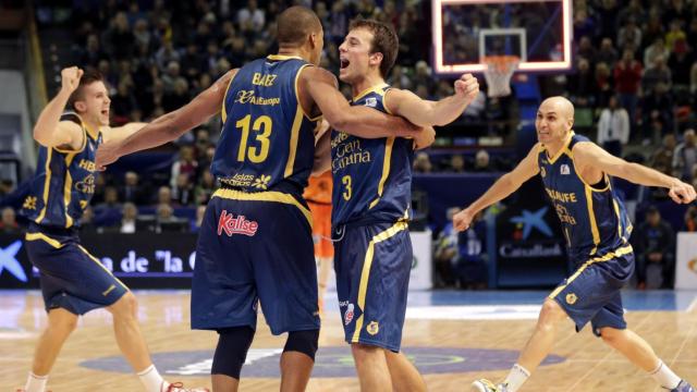 Los jugadores del Gran Canaria celebran su triunfo ante Valencia.