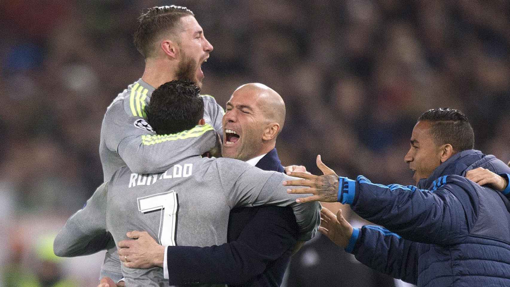 Cristiano y Ramos se abrazan con Zidane tras el 0-1 en el Olímpico.