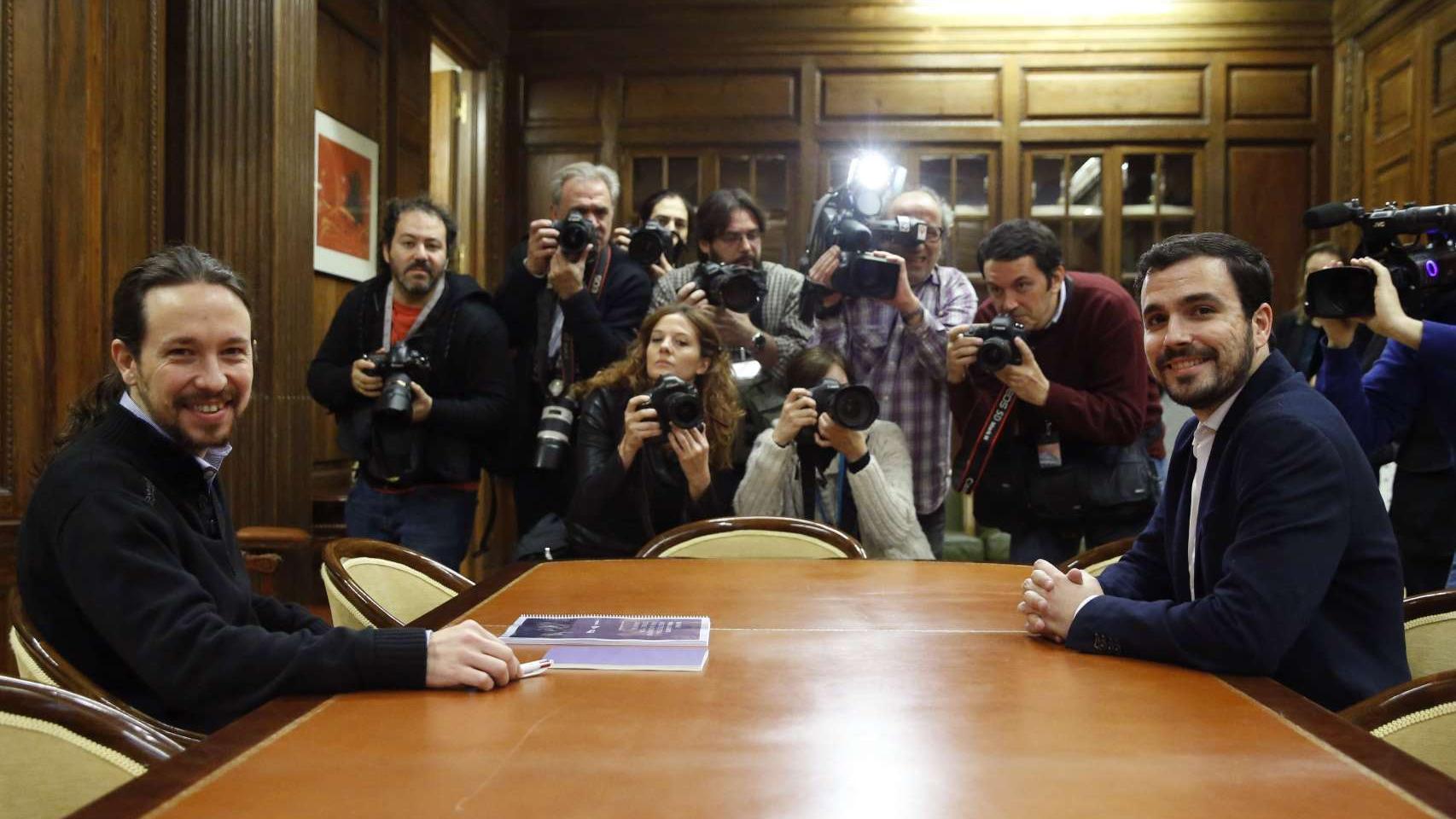 Pablo Iglesias y Alberto Garzón al inicio de la reunión que han mantenido hoy en el Congreso