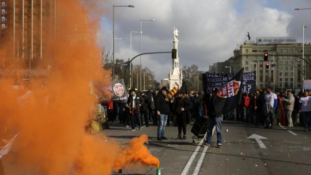 Botes de humo colocados por los manifestantes durante la protesta de los taxistas´.