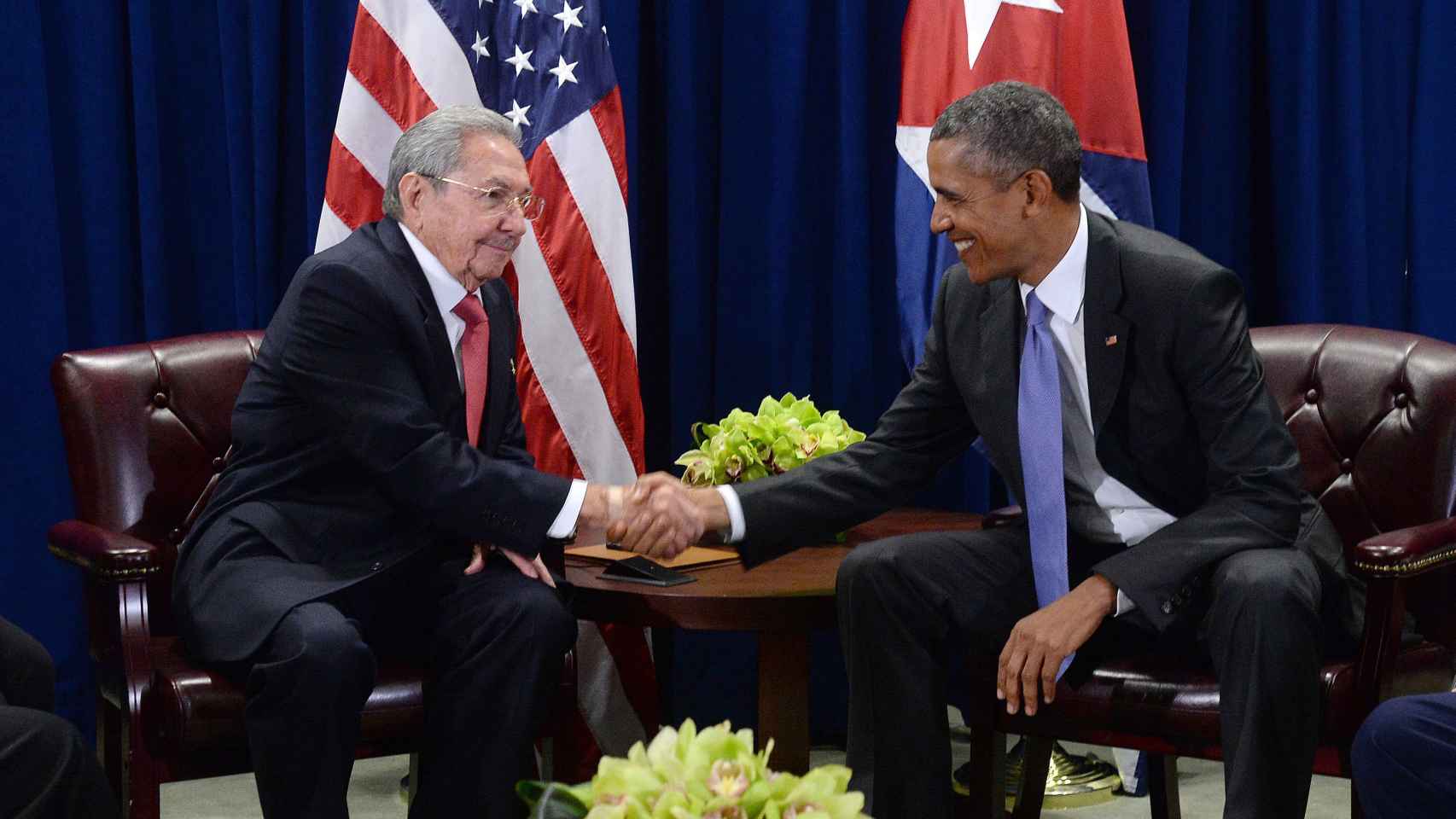 Barack Obama y Raúl Castro estrechan manos en la sede de la ONU.