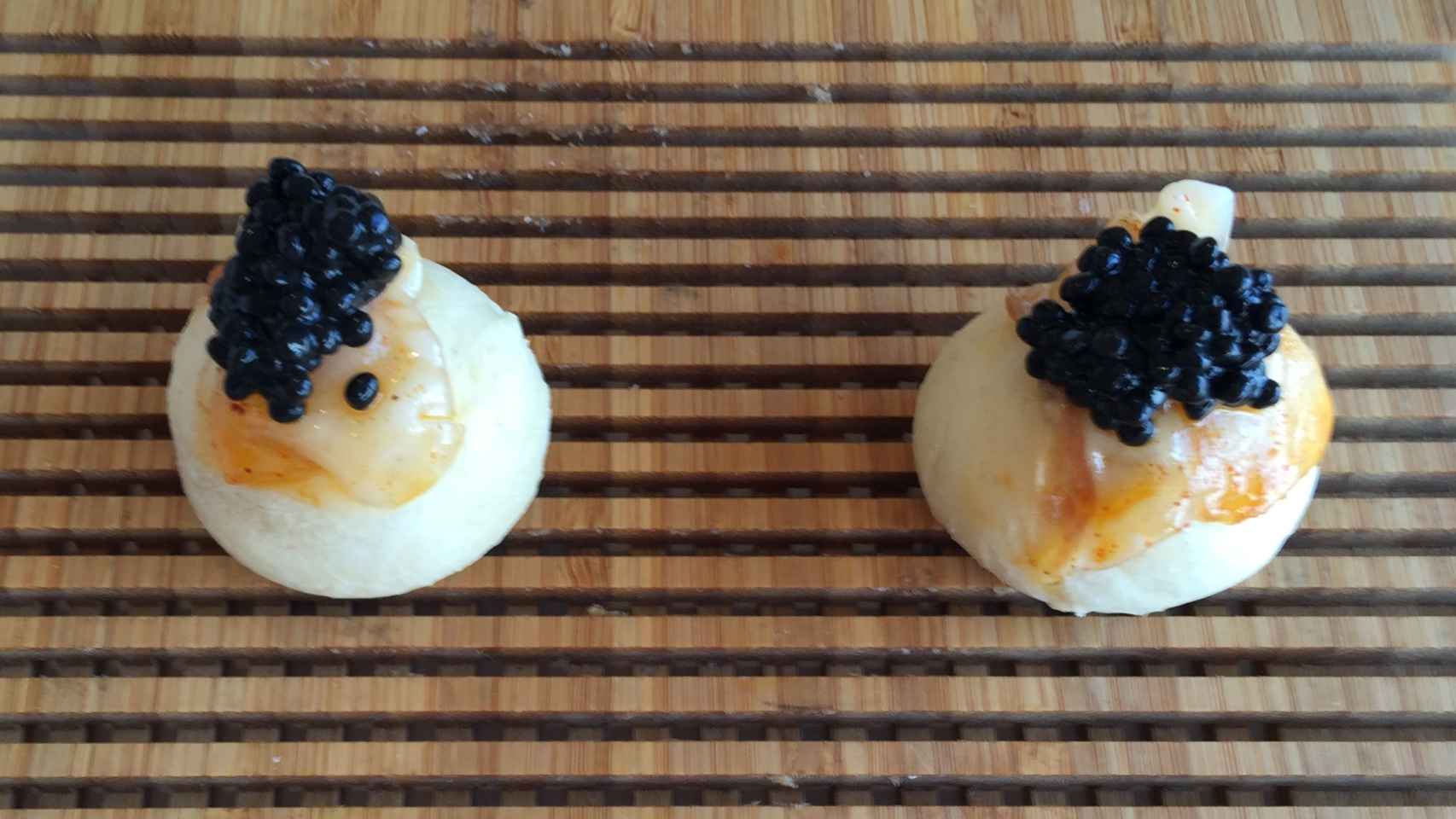 Mollete con papada y caviar de arenque