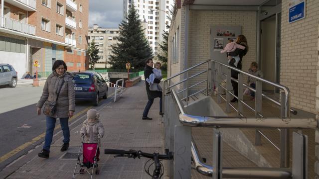 Entrada de la escuela infantil Donibale, en Pamplona.