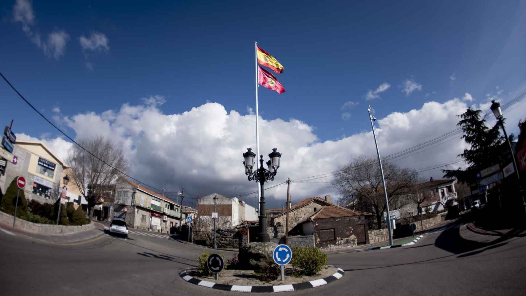 Plaza de la Constitución de Alpedrete, con la bandera recién colocada