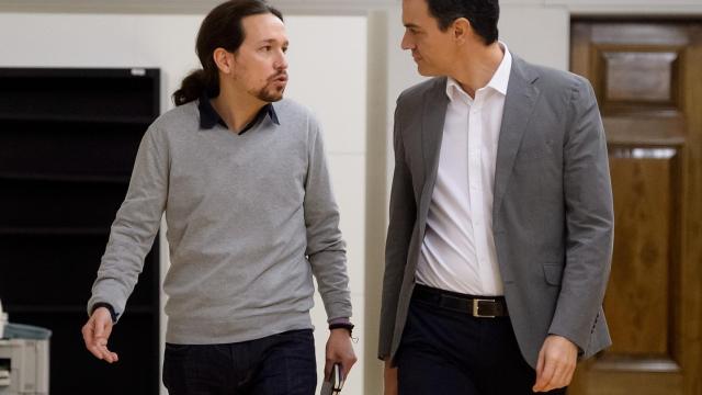 El secretario general del PSOE, Pedro Sánchez, junto con el líder de Podemos, Pablo Iglesias.